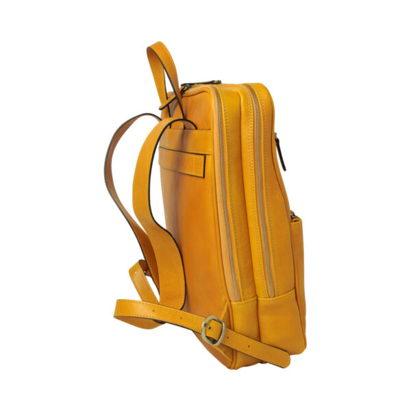 Zaino in pelle con fascia per trolley. Giallo ocra - immagine 4