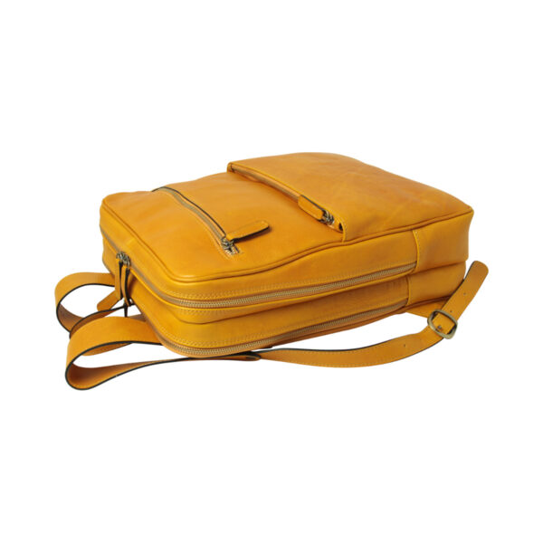 Zaino in pelle con fascia per trolley. Giallo ocra - immagine 5