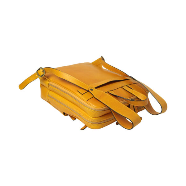 Zaino in pelle con fascia per trolley. Giallo ocra - immagine 6