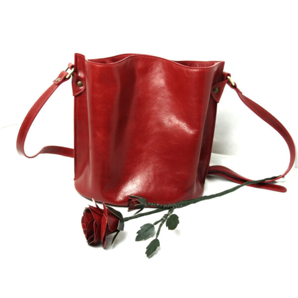 Borsa a tracolla in pelle con rosa rossa in pelle - immagine 2